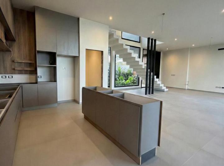 Casa · 1233m² · 7 Ambientes · 2 Cocheras
