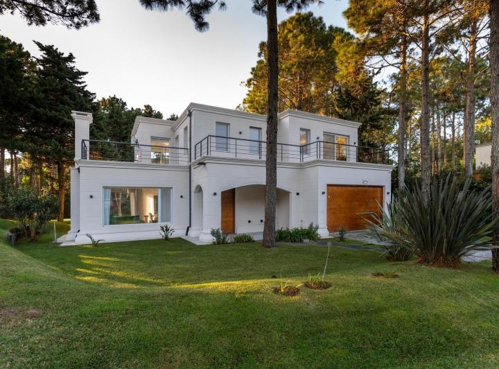 Casa · 250m² · 5 Ambientes · 2 Cocheras