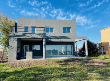 Casa · 170m² · 4 Ambientes · Casa en Santa Elena, Pilar del Este.