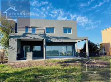 Casa · 170m² · 4 Ambientes · Casa en Santa Elena, Pilar del Este.