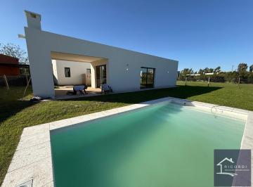 Casa · 140m² · 3 Ambientes · 2 Cocheras · Casa en Venta en Barrio Privado Santa Emilia, Pilar del Este. Al 1000