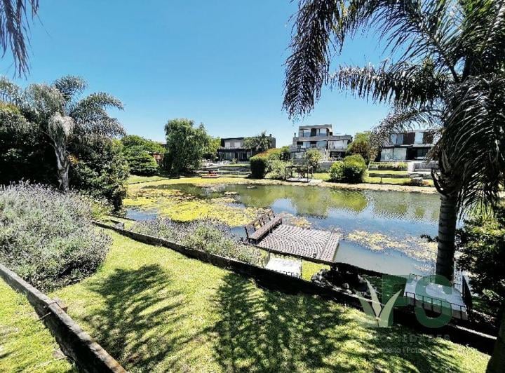 Casa · 328m² · 7 Ambientes