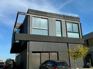 Casa · 300m² · 4 Ambientes · 5 Cocheras · Casa con Amarra en Venta en Barrio Nautico El Canal