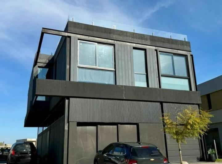 Casa · 300m² · 4 Ambientes · 5 Cocheras
