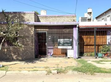 Casa · 95m² · 5 Ambientes · 1 Cochera · Casa Céntrica. Dos Dorm. y Cochera