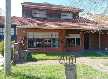 Casa · 216m² · 5 Ambientes · 1 Cochera · Casa en San Carlos