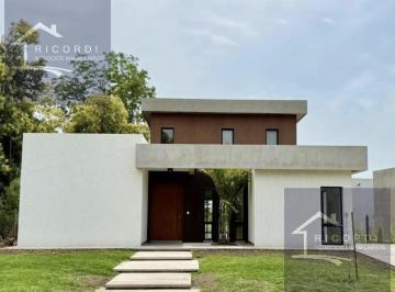 Casa · 169m² · 4 Ambientes · 2 Cocheras · Casa en Venta en Barrio Privado Santa Elisa, Pilar del Este. 1000