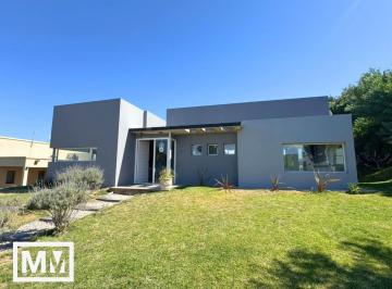 Casa · 190m² · 4 Ambientes · 1 Cochera · Casa en Costa Esmeralda