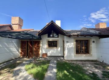 Casa · 390m² · 5 Ambientes · Casa Tres Dorm. con Pileta