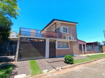 Casa · 294m² · 3 Ambientes · 1 Cochera · Cf1348 - Casa con Pileta y Quincho - 2 Dorm. - Av Jauretche y Av 200