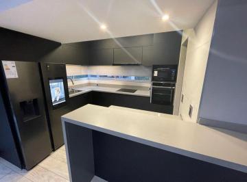 Casa · 250m² · 7 Ambientes · 3 Cocheras · Casa 4 Dorm. Amplio Jardín con Piscina
