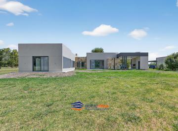 Casa · 153m² · 4 Ambientes · 3 Cocheras · Casa a La Venta en La Elina, Comarcas de Lujan, a Estrenar