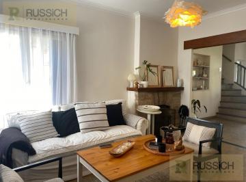 Casa · 162m² · 5 Ambientes · 1 Cochera · Casa en Venta 5 Ambientes con Dependencia de Servicio.