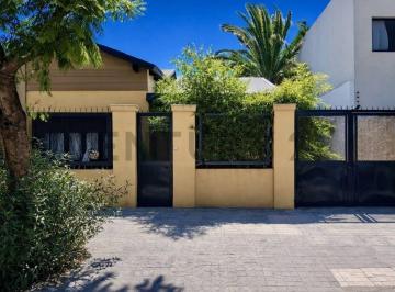 Casa · 160m² · 3 Ambientes · 1 Cochera · Venta de Casa 3 Ambientes en Castelar Norte