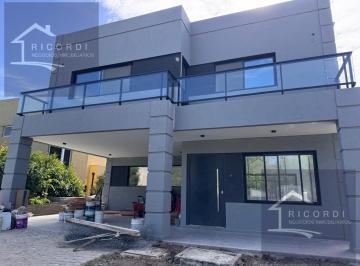 Casa · 180m² · 4 Ambientes · 6 Cocheras · Casa en Santa Elena a Estrenar 4 Ambientes Lote Interno