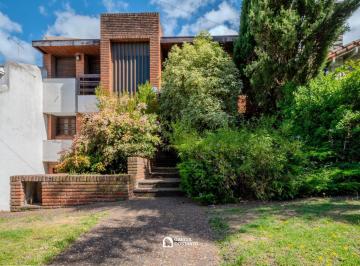 Casa · 210m² · 5 Ambientes · 1 Cochera · Importante Casa en Punta Mogotes