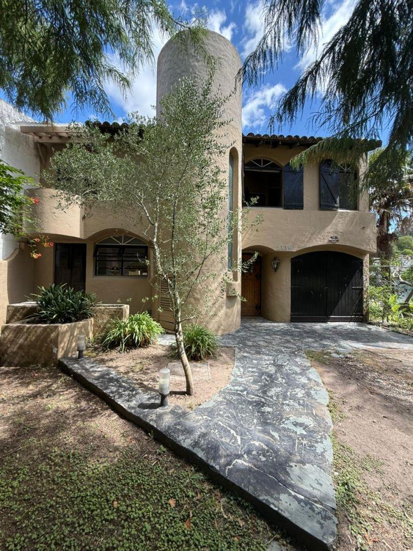 Chalet colonial 4 amb, 140m² con parque y piscina — Los Tilos