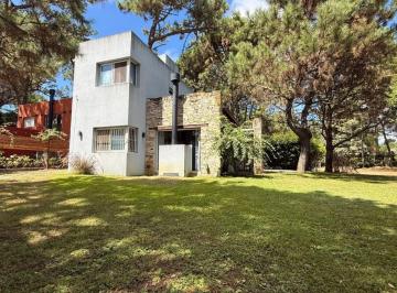 Casa de 4 ambientes, Costa del Este · Casa con 3 Dorm. y Pileta en Venta en Costa del Este