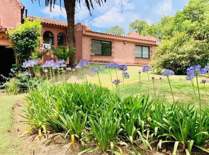 Casa · 300m² · 6 Ambientes · 4 Cocheras
