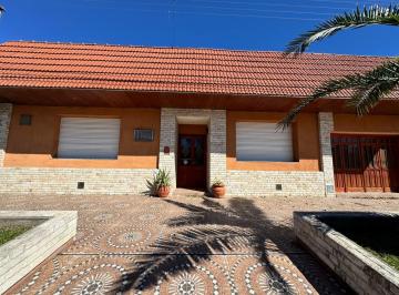 Edificio · 225m² · 2 Cocheras · Venta - Cochería Sala Velatoria en Maximo Paz