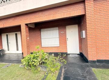 Casa · 190m² · 4 Ambientes · 3 Cocheras · Casa Multifamiliar de 6 Ambientes con Cochera Doble y Patio en Villa Luzuriaga