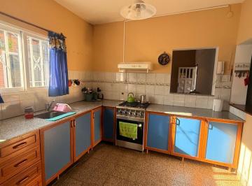 Casa · 130m² · 8 Ambientes · Venta Casa Interna, 3 Dorm., Patio y Quincho con Parrillero