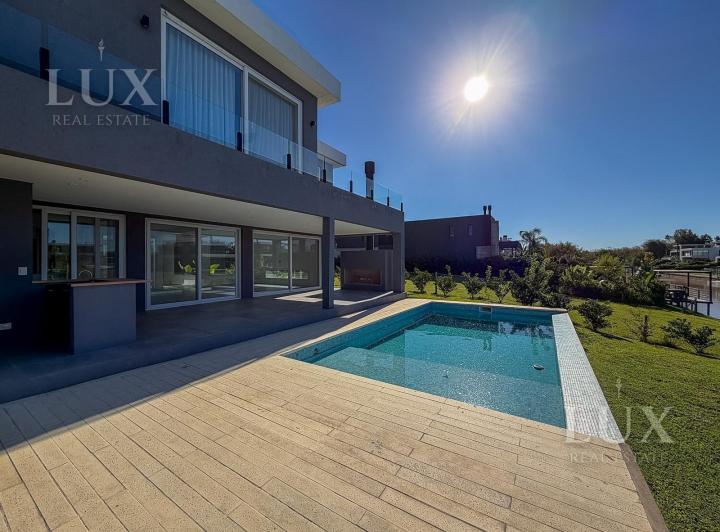 Casa · 424m² · 7 Ambientes · 4 Cocheras