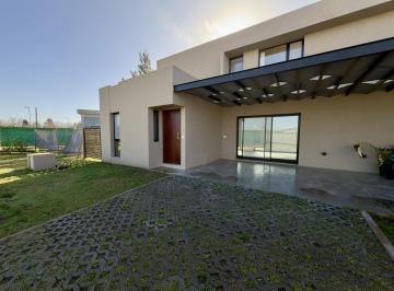 Casa · 105m² · 5 Ambientes · 1 Cochera · Venta - Casa 2 Dorm., Condominios, Seguridad - Don Mateo, Funes
