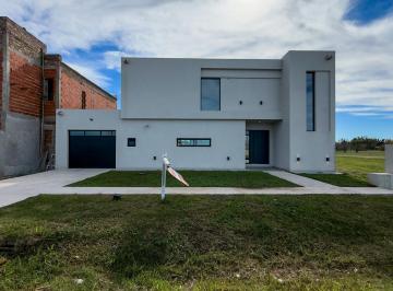 Casa · 235m² · 4 Ambientes · 2 Cocheras · Venta Casa 3 Dorm.. Don Mateo, Funes