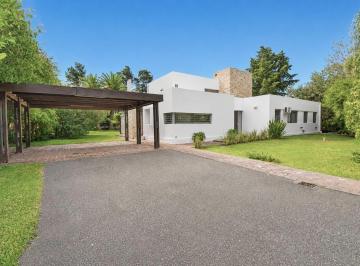 Casa · 182m² · 5 Ambientes · 2 Cocheras · Casa en Venta de 3 Dorm. con Pileta y Amplio Jardín en Funes