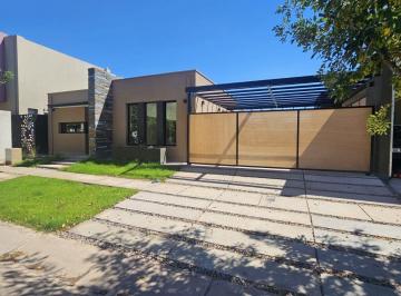 Casa de 6 ambientes, Mayor Drummond · Casa con 3 Dorm. en Venta en Mayor Drummond, Superficie Total 300 m²