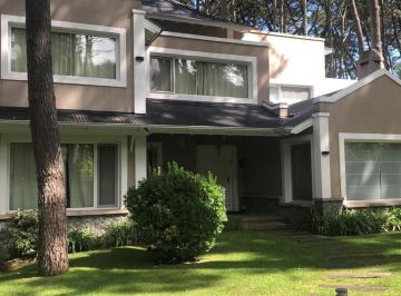 Casa · 300m² · 6 Ambientes · 4 Cocheras · Casa en Venta a 4 Cuadras del Mar en Carilo.