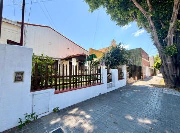Casa · 176m² · 4 Ambientes · 1 Cochera · Casa Estlo Ingles 3 Dorm. 200 m de Fondo Impecable
