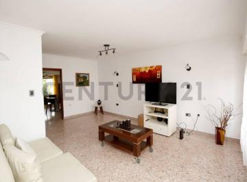 Casa · 172m² · 4 Ambientes · 1 Cochera · Casa en Venta en La Plata Tipo PH de 3 Dorm.