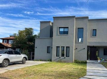 Casa · 250m² · 4 Ambientes · 4 Cocheras · Casa en Venta en Los Sauces con Pileta