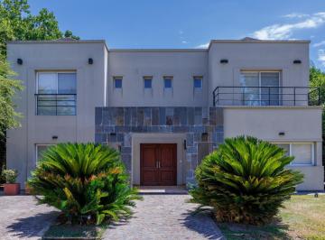 Casa · 380m² · 6 Ambientes · 1 Cochera · Casa en Los Cardales