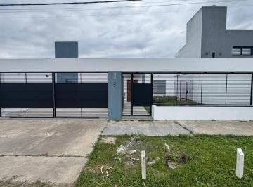 Casa · 70m² · 3 Ambientes · 2 Cocheras · Casa a Estrenar en Venta en Arturo Segui