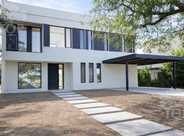 Casa · 227m² · 5 Ambientes · 2 Cocheras · Casa a Estrenar en El Canton Islas a La Laguna