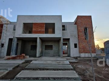 Casa · 165m² · 5 Ambientes · 2 Cocheras · Venta Duplex 3 Dorm., 1 en Pb, y Dos Plantas en San Ignacio Village