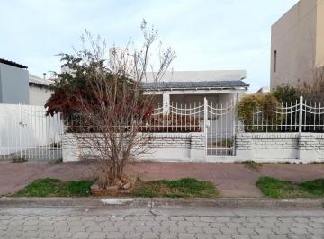 Casa de 5 ambientes, Monte Hermoso · Casa de 250 m² con 4 Dorm. en Venta en Monte del Este