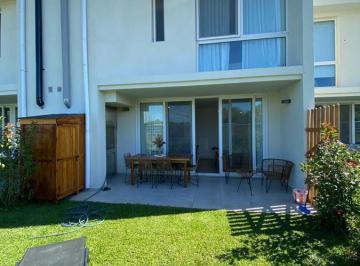 Casa · 120m² · 6 Ambientes · 2 Cocheras · Casita en Venta en Hanami Park, Puerto Escondido.