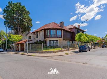 Casa · 484m² · 4 Ambientes · 2 Cocheras · Residencia en El Excelente Entorno de Playa Grande