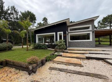 Casa de 5 ambientes, Costa del Este · Excelente Casa en Venta en Costa del Este con Amplio Jardín y Garaje