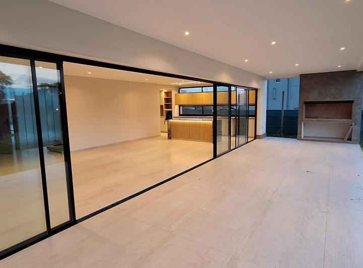 Casa · 450m² · 8 Ambientes · 2 Cocheras