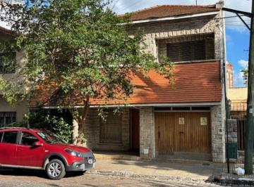 Casa · 255m² · 5 Ambientes · 1 Cochera · Importante Chalet en Las Lomitas
