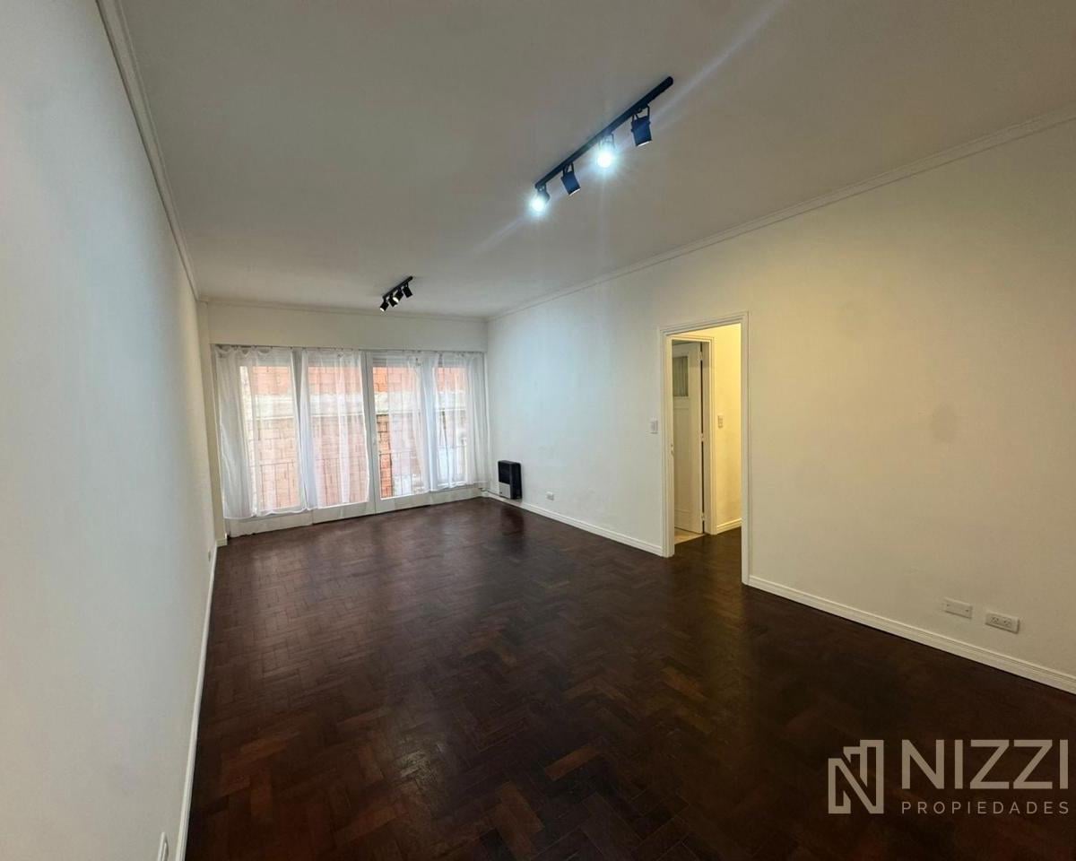 Departamento de 3 ambientes con dependencia de servicio al contrafrente