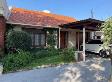Casa de 8 ambientes, Capilla del Rosario · Hermosa Casa en Venta - Barrio Santa Ana - Guaymallen