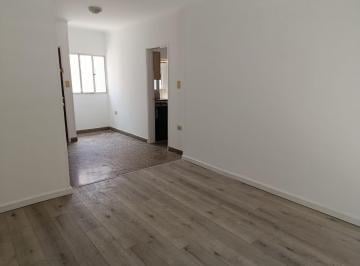 Departamento · 85m² · 5 Ambientes · 1 Cochera · Royo Inmobiliaria Alquila Amplia Planta Alta con Cochera en Zona Céntrica