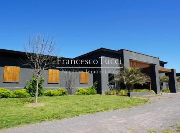 Casa · 1820m² · 3 Ambientes · Caballeriza de Categoría en Venta Argentino Farm Club