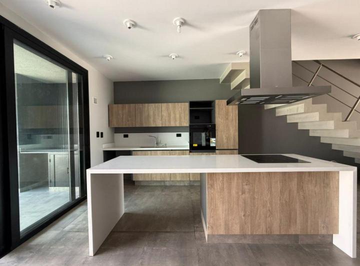 Casa · 195m² · 4 Ambientes · 2 Cocheras